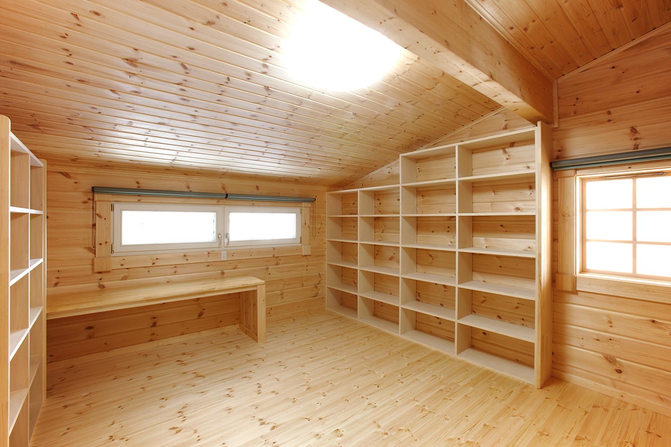 シェッドドーマーを設けた空間は、左右ぎっしりと本棚に。