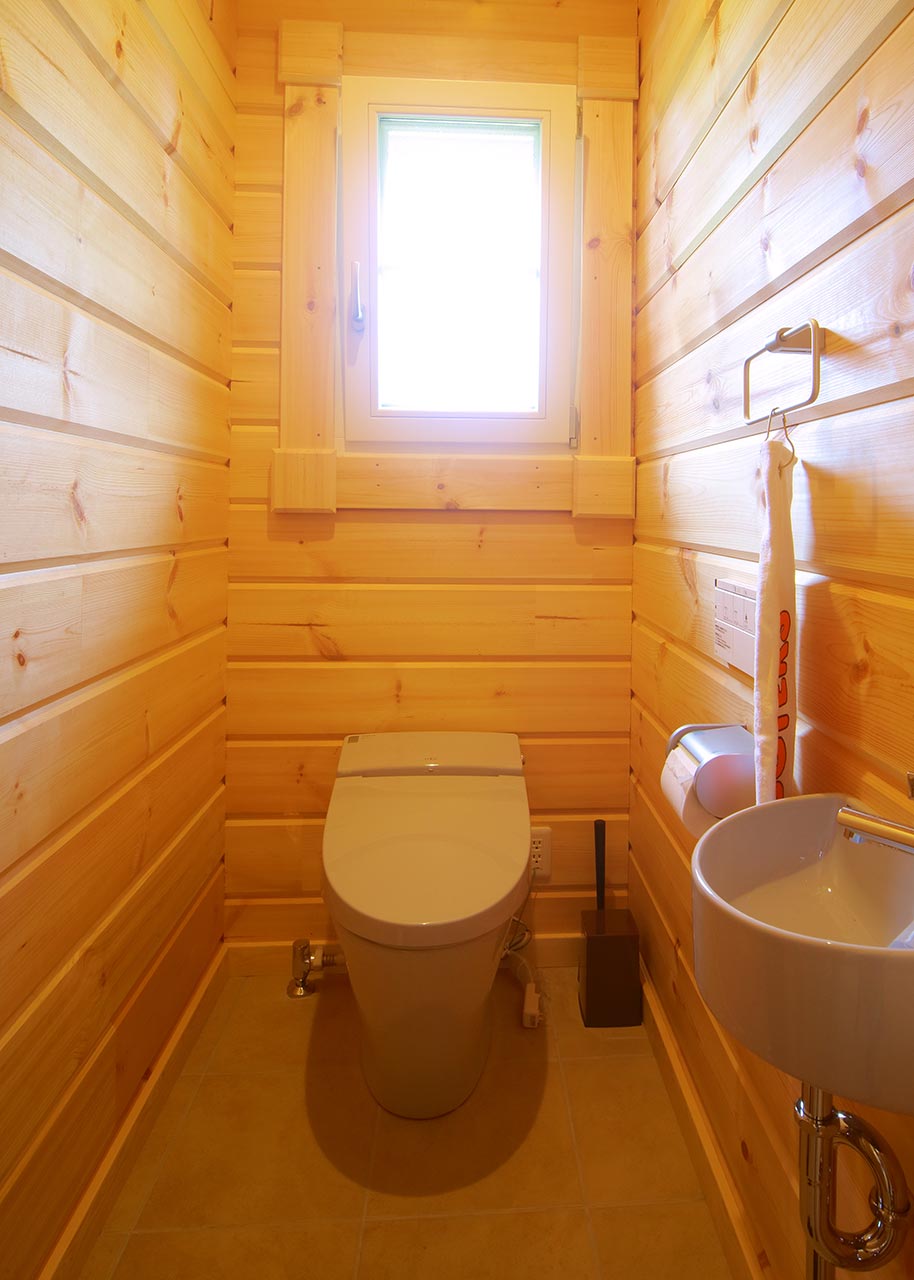 コンパクトなトイレも木の壁だと落ち着きます。