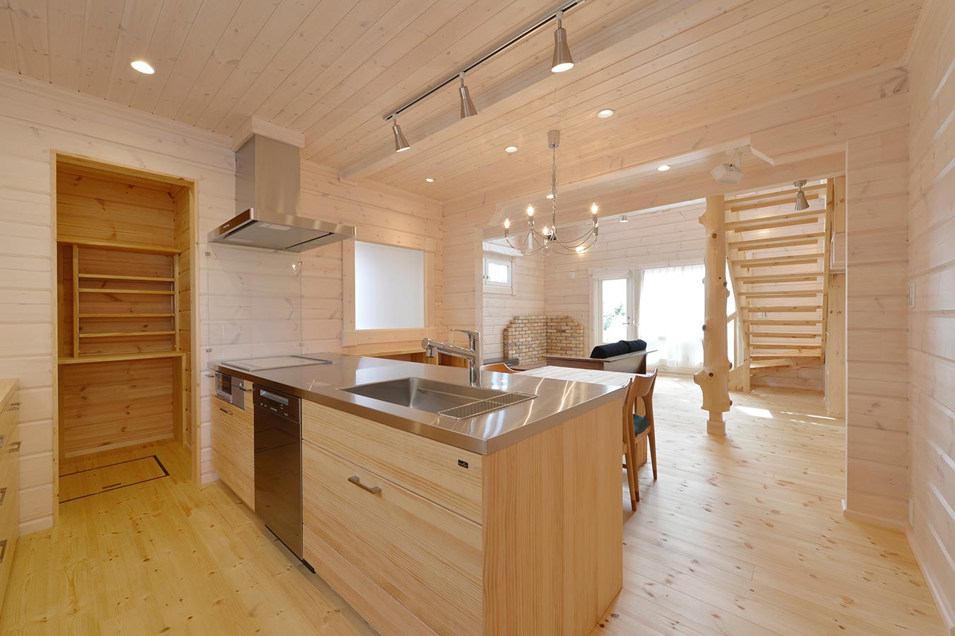キッチンも木製扉で、室内と統一感を