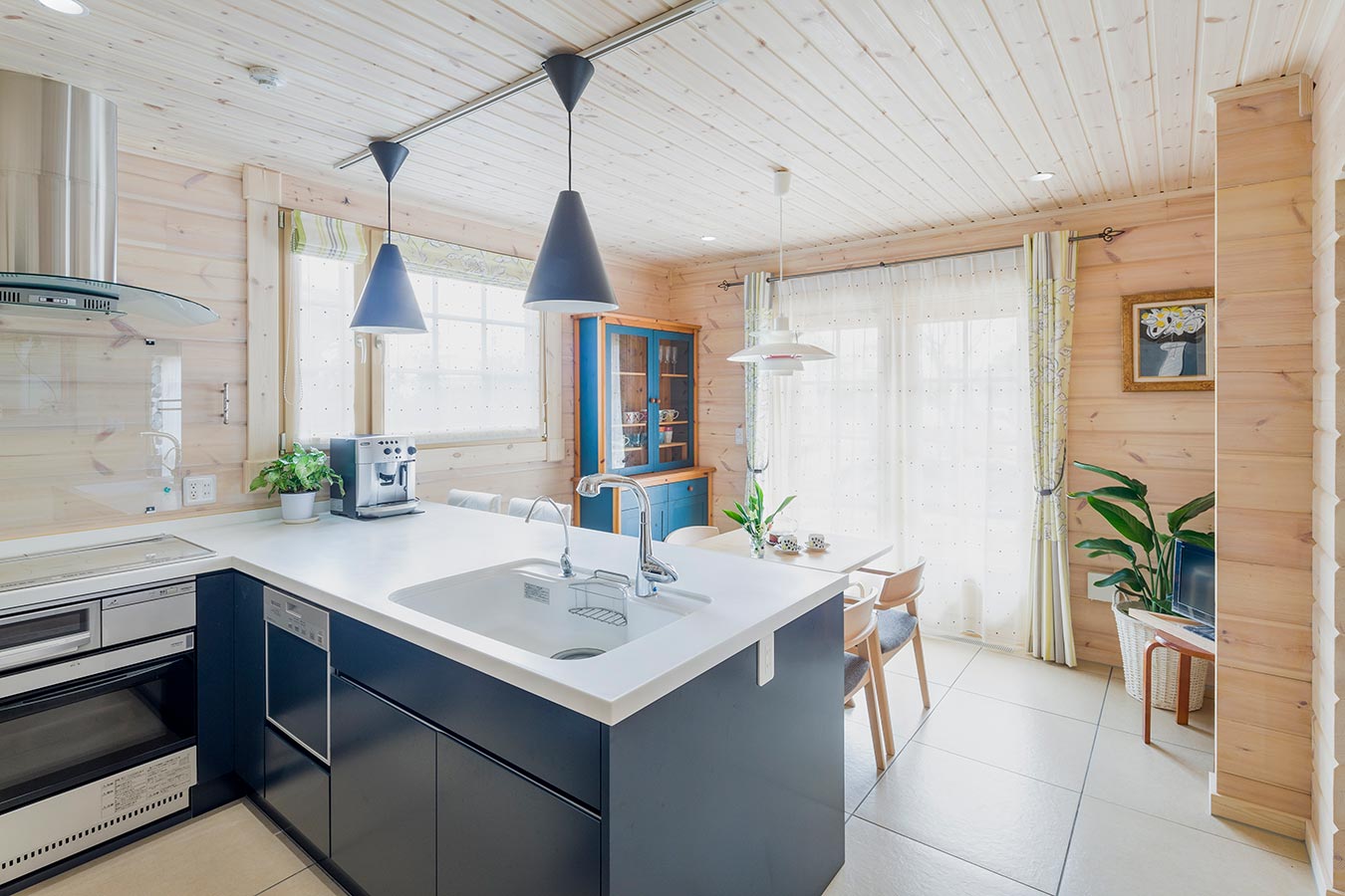 キッチンキャビネットや照明にも青色を取り入れることで室内に統一感が生まれます。