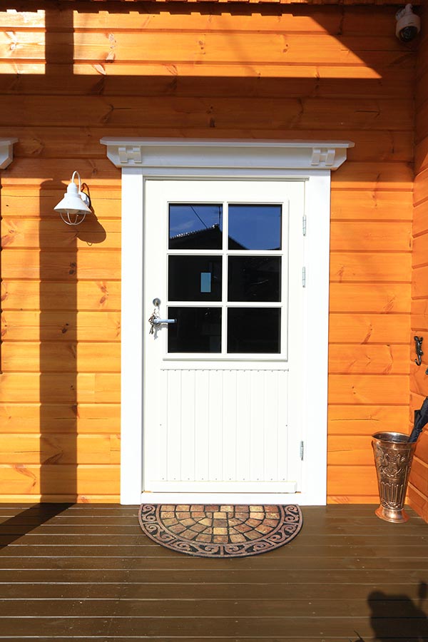 鮮やかなオレンジの外壁に白いドアがとても映えて見えます