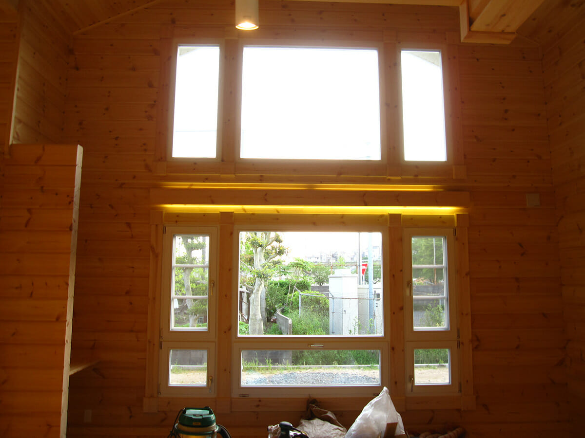 リビングの大きな窓の間に間接照明を設置。