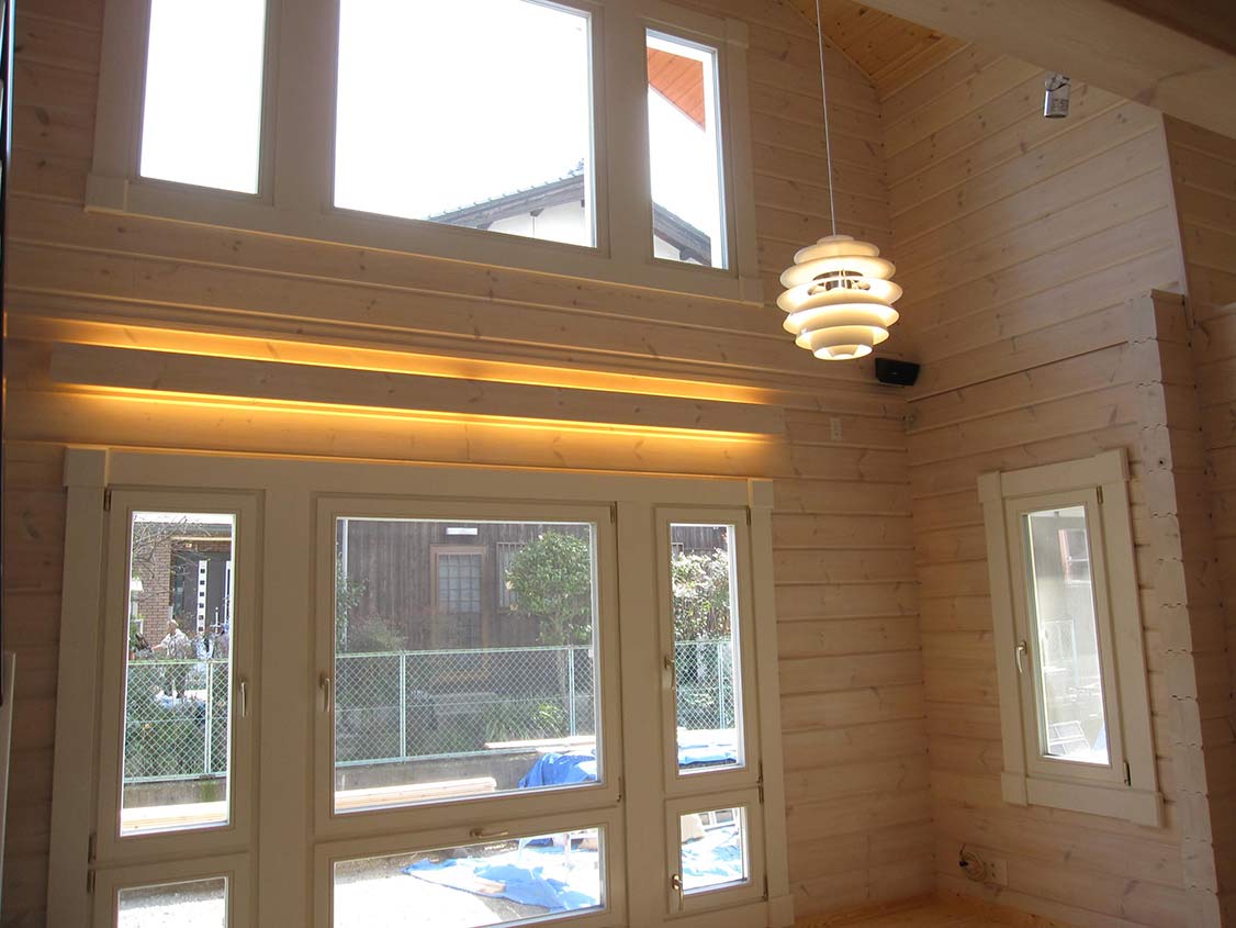 吹き抜けを採用した高い天井のリビングは、北欧照明、間接照明を設置しました
