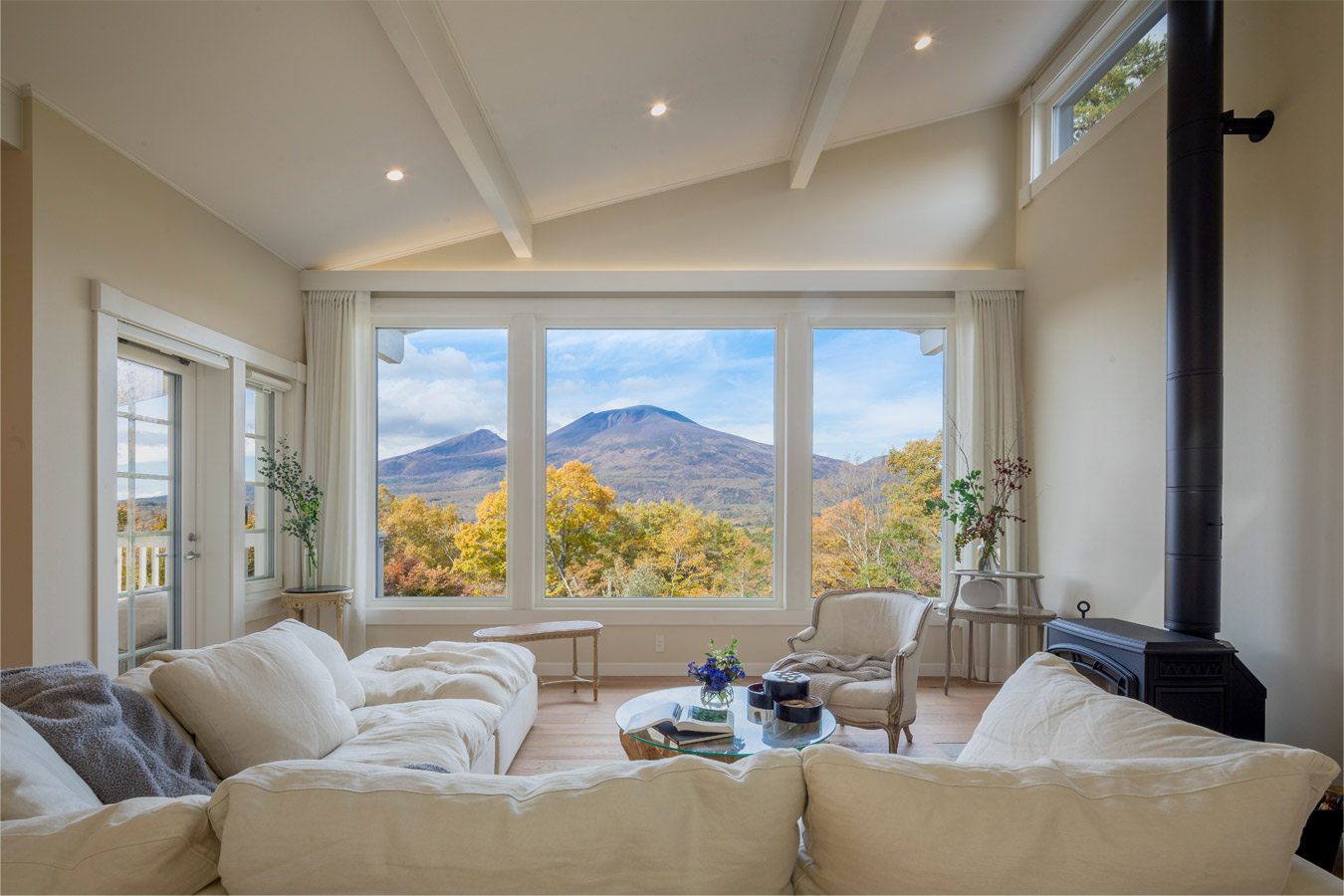 「帰りたくなる」のは、冬の軽井沢—建築家との対話、職人の矜持。私の理想を叶えてくれたログハウス。