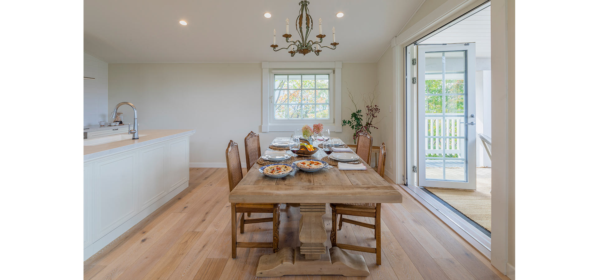 キッチン・ダイニング・テラスの機能的な動線