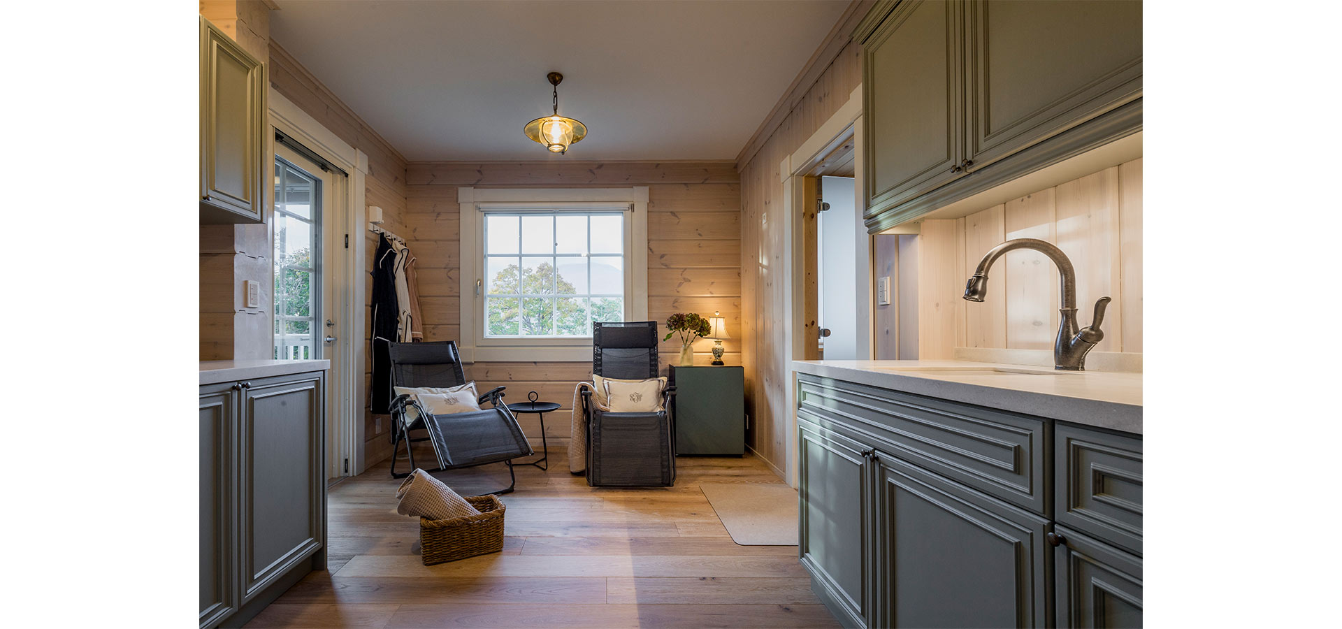 バスルーム・ユーティリティ・テラスへの動線。